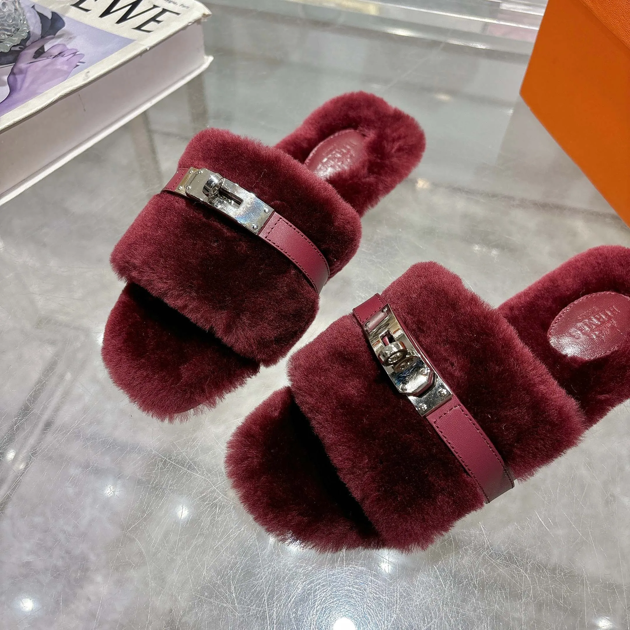 👟👟Ex-factory price 500👟👟 Purchasing agent level Hermes Hermès second uncle hair slippers are in stock all year round. 2025 new and new colors official website, Xiaohongshu synchronizes the latest color matching Hermès hot models are hot online, upgraded workmanship, high quality! Fashionable small wool H-trailers, autumn and winter style flat-soled wool mop, can be customized without standard, non-refundable and non-exchangeable. Fabric: Imported lamb's roll real wool. Lining: Imported lamb's roll real wool. Outsole: Genuine leather outsole. Size: 35-43, [Note: 41, 42, 43 customized]